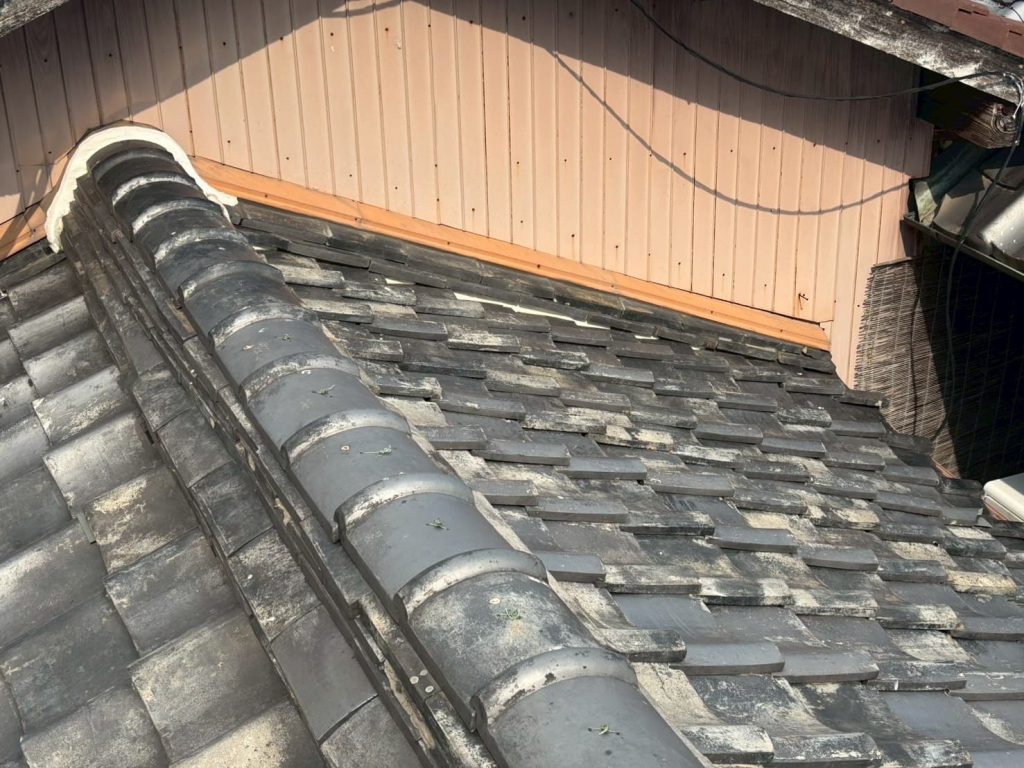 下屋根の瓦の汚れ